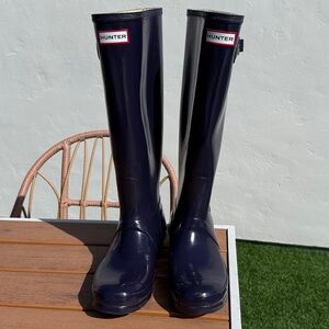 Hunter Rain Boots Classic Glossy Blue/plum. Have some cosmetic wear. Worn once.